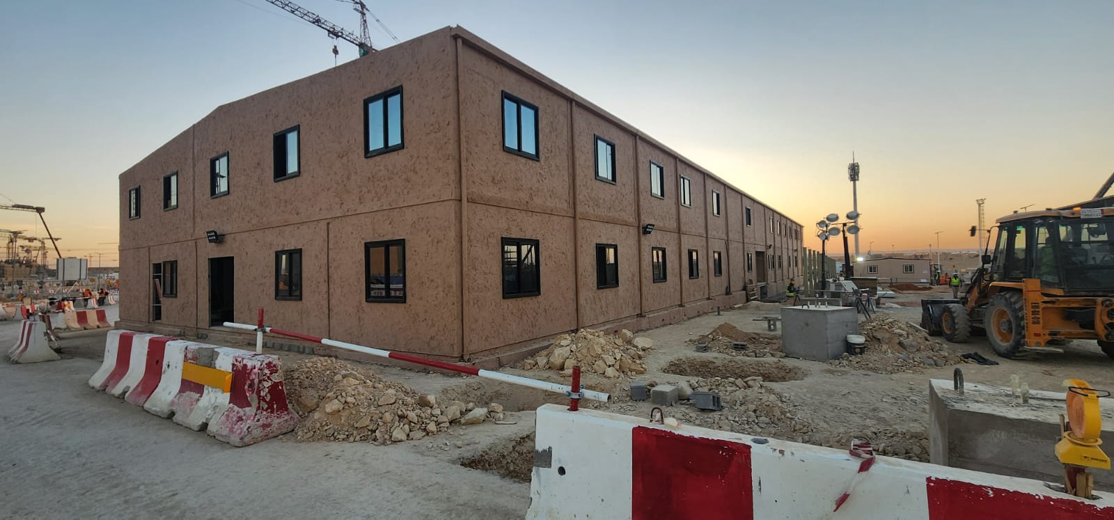مكاتب ومجمعات سكنية جاهزة لفرق التنفيذ والإشراف بمشروع وطني كبير